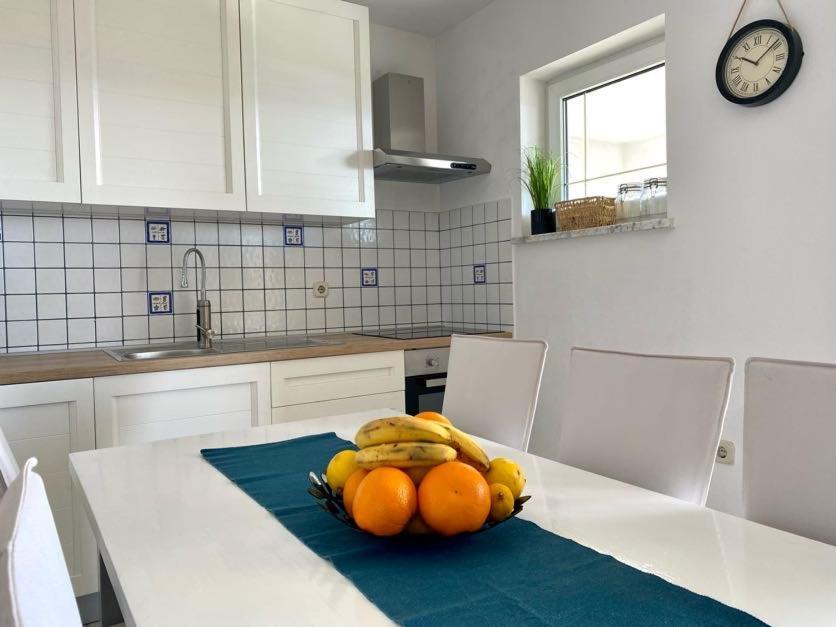 Villa Mihaela - Apartment Ika Cesarica Buitenkant foto